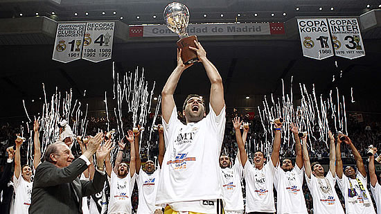 Reyes-con-la-copa-de-campeón-de-Liga-del-Real-Madrid-de-baloncesto-Foto-Liga-ACB-Endesa